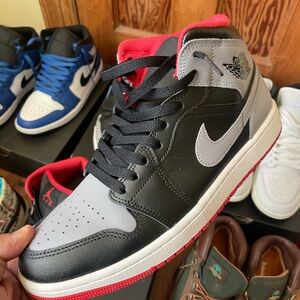 Nike Men's Black, Gray, and Red Sneakers